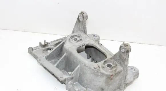 Nissan Juke I F15 Engine mounting bracket