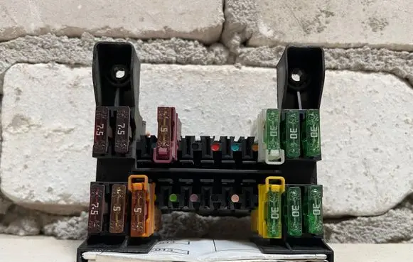 Mercedes-Benz E W211 Fuse box set A2115450301