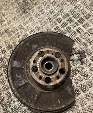 Mercedes-Benz E W212 Rear wheel hub 2123502208 A2123502208