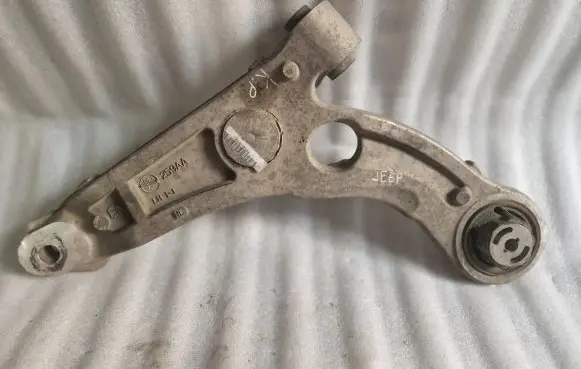Jeep Cherokee Front lower control arm/wishbone P04877839AE 68223716AB 2811309