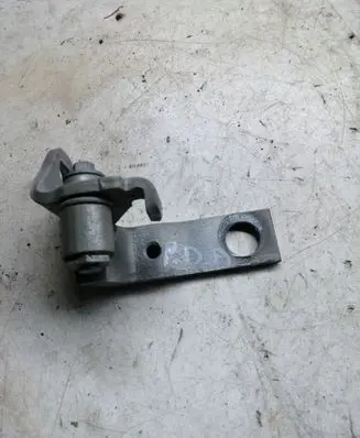 Ford Mondeo MK IV Front door lower hinge A046575