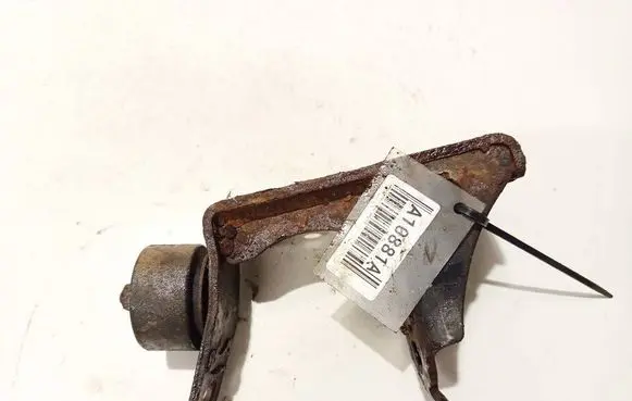 Toyota Avensis Verso Engine mounting bracket