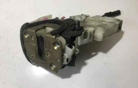 Nissan Altima Rear door lock 825525p013 89-a821