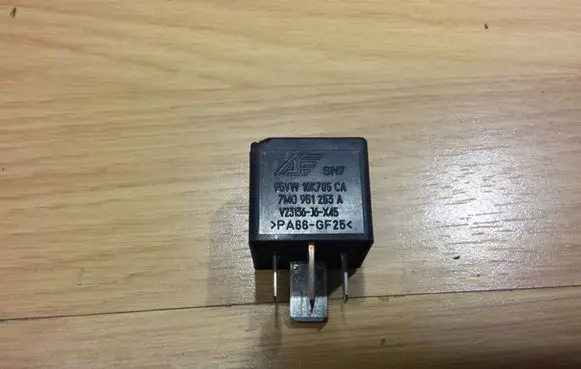 Volkswagen Touran I Other relay 7M0951253A