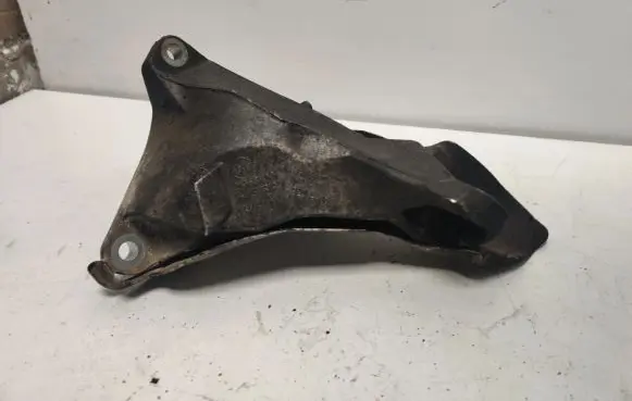 BMW 1 E81 E87 Engine mounting bracket 6764574