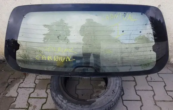 KIA Carnival Rear windscreen/windshield window 
