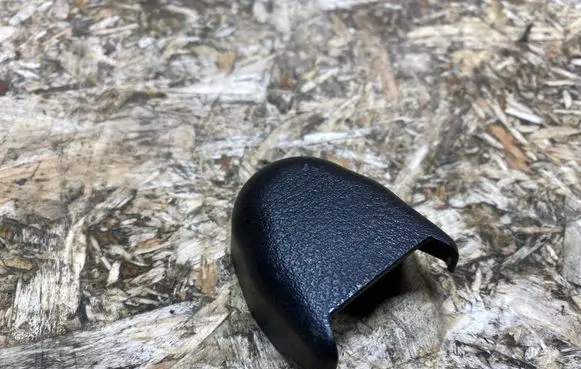 Infiniti QX80 Seat belt trim 