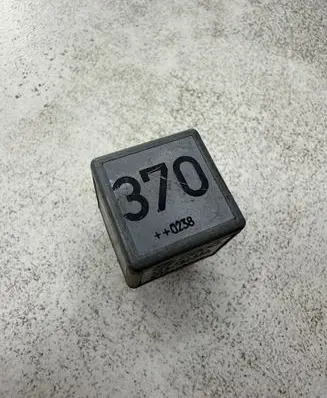 Volkswagen Golf V Other relay 8D0951253 V2313452X300