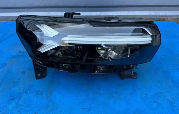 Dacia Duster III Headlight/headlamp 260107725R L84658