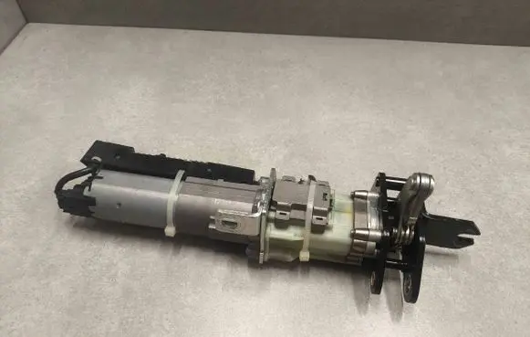 Volkswagen PASSAT B7 Tailgate hydraulic pump motor 3C9827383J 0142C071211 071211