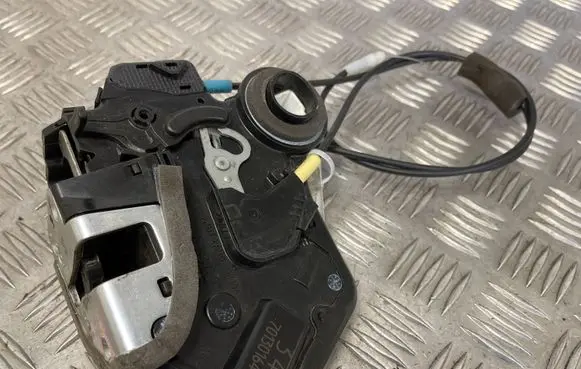 Suzuki Grand Vitara II Rear door lock 70130164