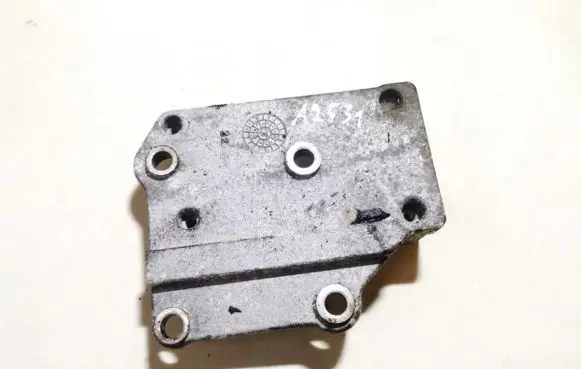 Hyundai Trajet Engine mounting bracket