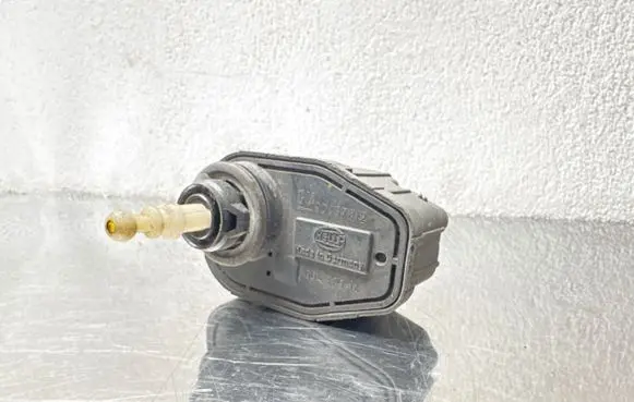 Opel Omega B1 Headlight level adjustment motor 90457812 00437514