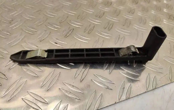 Headlight/headlamp mounting bracket