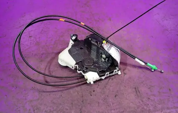 Toyota Yaris Front door lock 