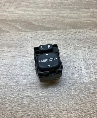 Toyota Avensis T250 Wing mirror switch 183574