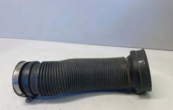 Opel Astra H Air intake hose/pipe 13105267