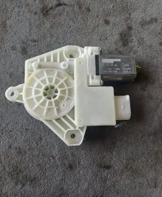 BMW 5 G30 G31 Front door window regulator motor 7455081 C35315105 002216027700