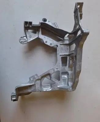 Headlight/headlamp mounting bracket