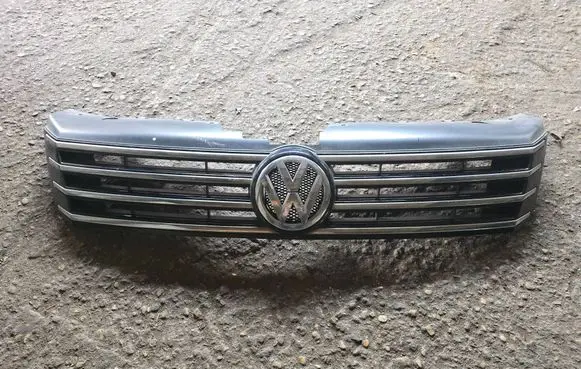 Volkswagen PASSAT B7 Front bumper upper radiator grill 3AA853653