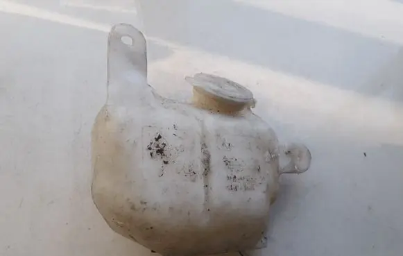 Windshield washer fluid reservoir/tank