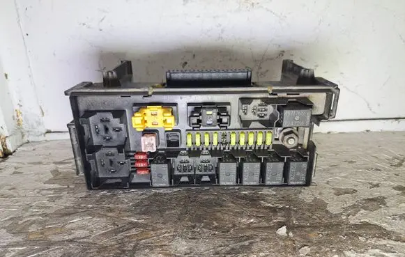 Jeep Grand Cherokee (WK) Fuse module 04692073AB 52561L