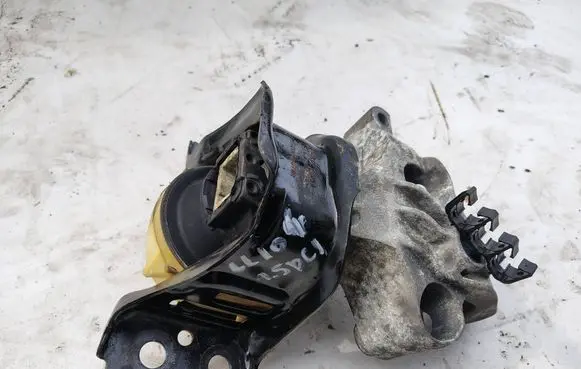 Renault Clio IV Engine mounting bracket 
