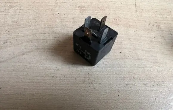 Volkswagen PASSAT B6 Other relay 8D0951253A