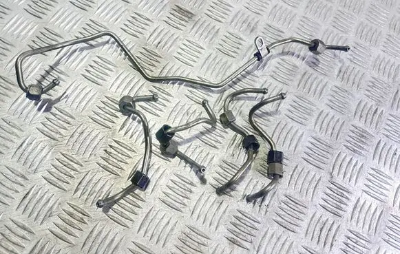 Fuel injector supply line/pipe