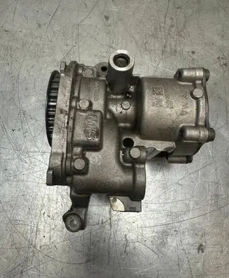 Volkswagen Golf VII Oil pump 04L145112