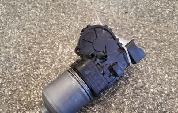 Skoda Octavia Mk1 (1U) Wiper motor 0390241531 1J1955113C