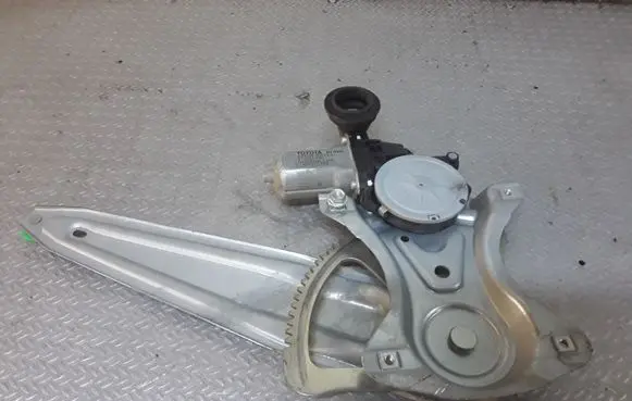 Toyota Auris 150 Rear door window regulator with motor 857200D120
