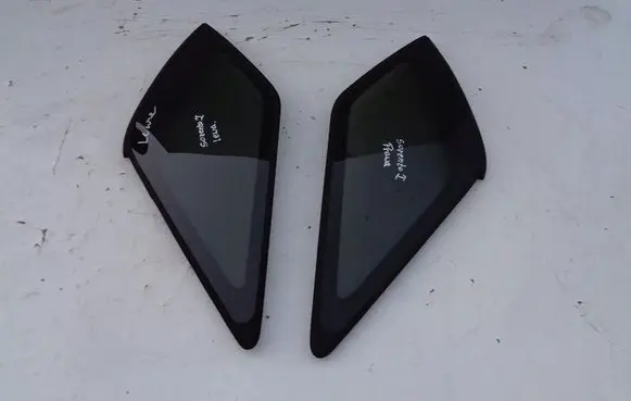 KIA Sorento Front triangle window/glass 
