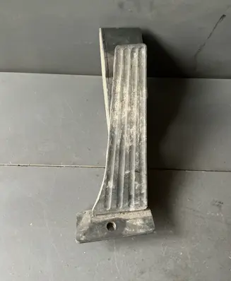 Accelerator throttle pedal