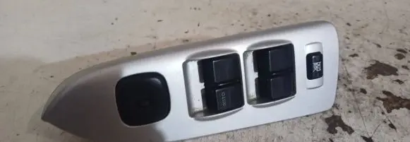 Mazda Premacy Electric window control switch C8HD172 05Z3D4