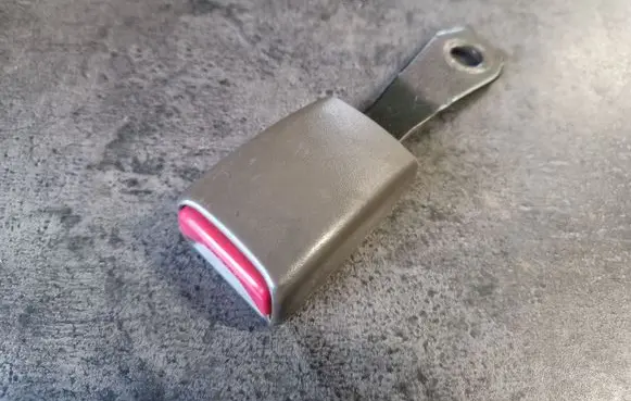 Mitsubishi Pajero Sport I Front seatbelt buckle