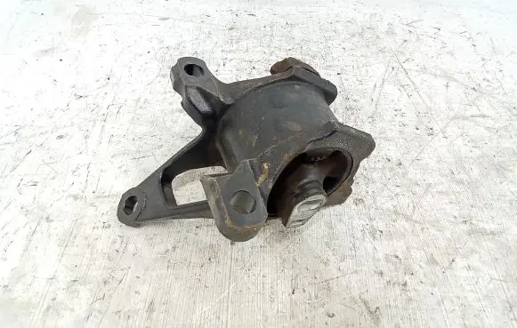 Mazda 3 III Engine mount bracket Y926
