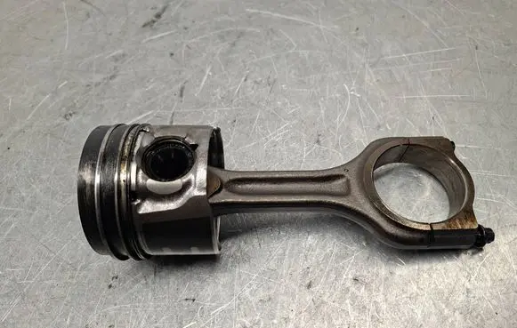Peugeot 3008 I Piston with connecting rod