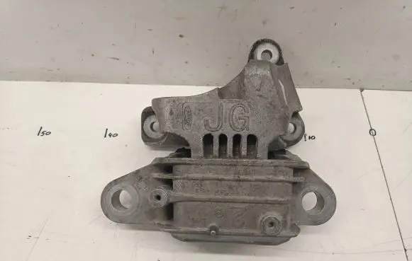 Ford Focus Engine mounting bracket
