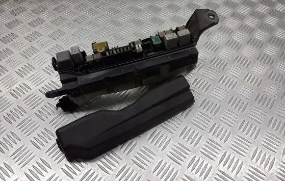 Toyota Avensis T250 Fuse box cover