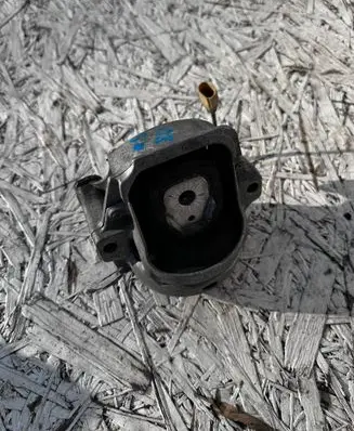 Engine mount bracket