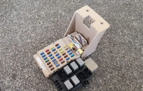 Subaru Legacy Fuse module 82201AG010