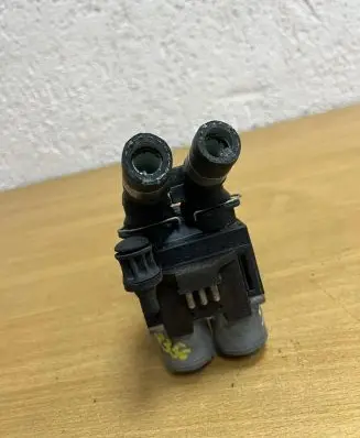 Mercedes-Benz E W210 Coolant heater control valve 0018307884 D8356