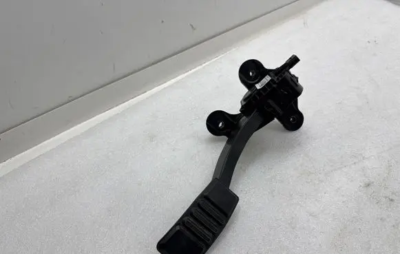 Ford Mustang VI Accelerator throttle pedal CR339F836BB 988119 B1708U0528