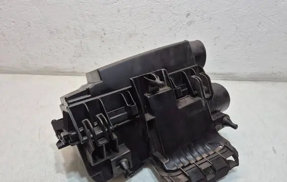 Mercedes-Benz C W204 Air filter box A2710901601