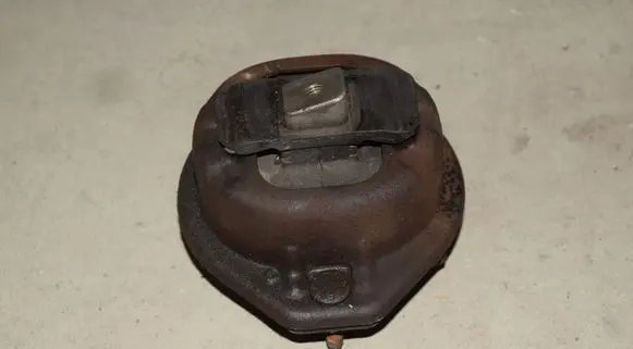 BMW 7 E65 E66 Engine mount bracket 6754613