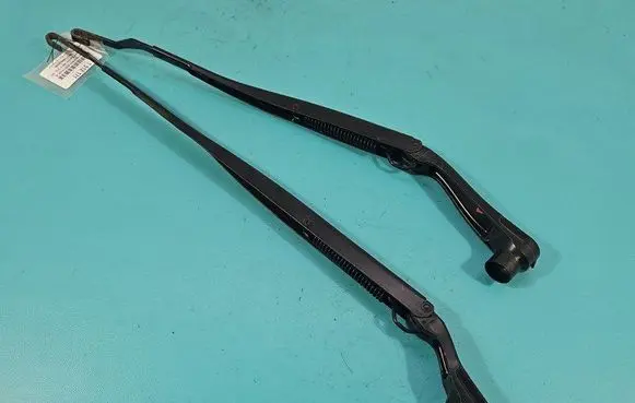 Front wiper blade arm