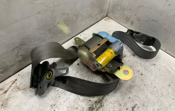 KIA Sorento Front seatbelt 041115