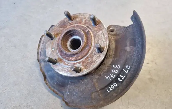 Mitsubishi L200 Front wheel hub spindle knuckle