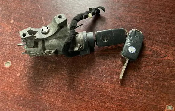 Volkswagen PASSAT B5 Ignition lock 4B0905851G